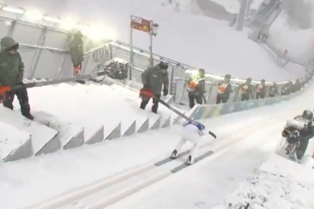 Chwile grozy na skoczni. Mogło dojść do tragedii [WIDEO]