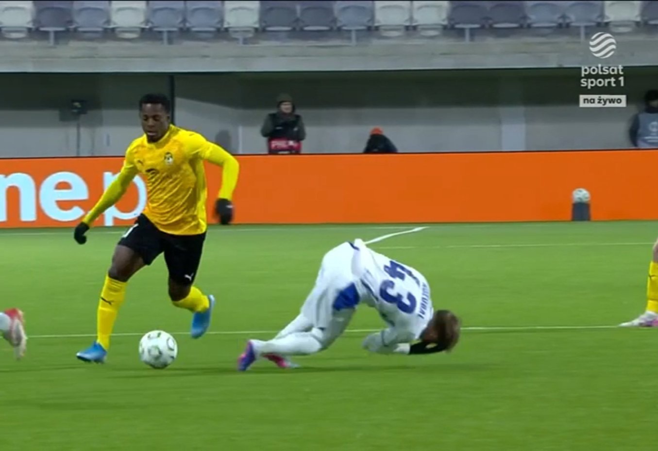 Bandycki faul rywala Lecha! To musiała być czerwona kartka [WIDEO]