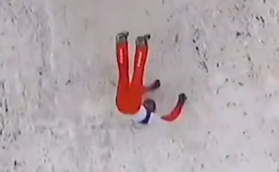 Pechowy upadek faworyta na igrzyskach. Zgubił obie narty [WIDEO]