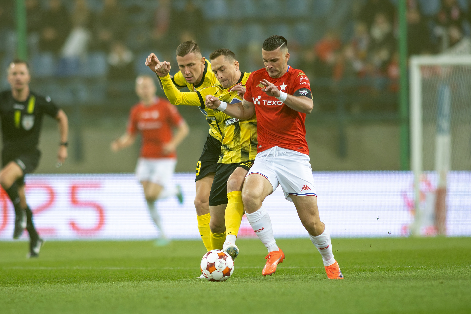 Jest pierwszy gol w Derbach Krakowa! Wisła walczy z Wieczystą