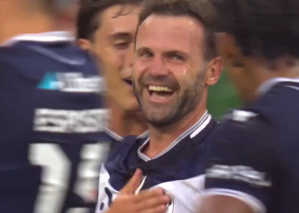 Popis 37-letniego mistrza świata. Cudny gol z połowy w derbach [WIDEO]