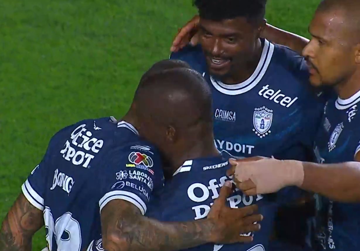 Niewypał Chelsea posłał petardę z połowy. Jego klub wygrał szlagier [WIDEO]