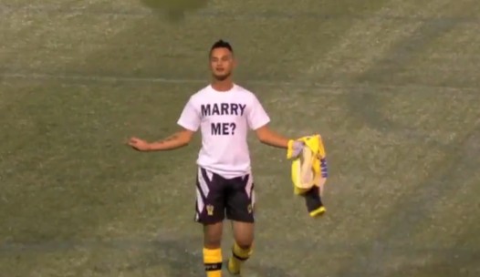 Piłkarz oświadczył się na boisku. Sędzia był bezlitosny [WIDEO]