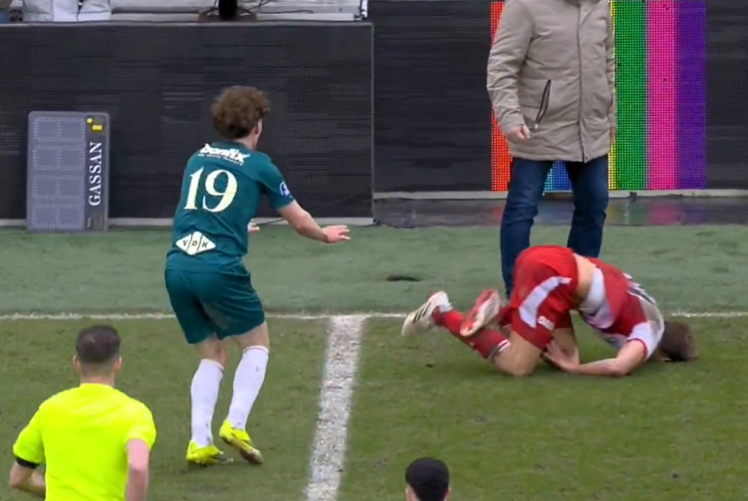 Brutalny faul Polaka. Sędzia od razu wyrzucił go z boiska [WIDEO]