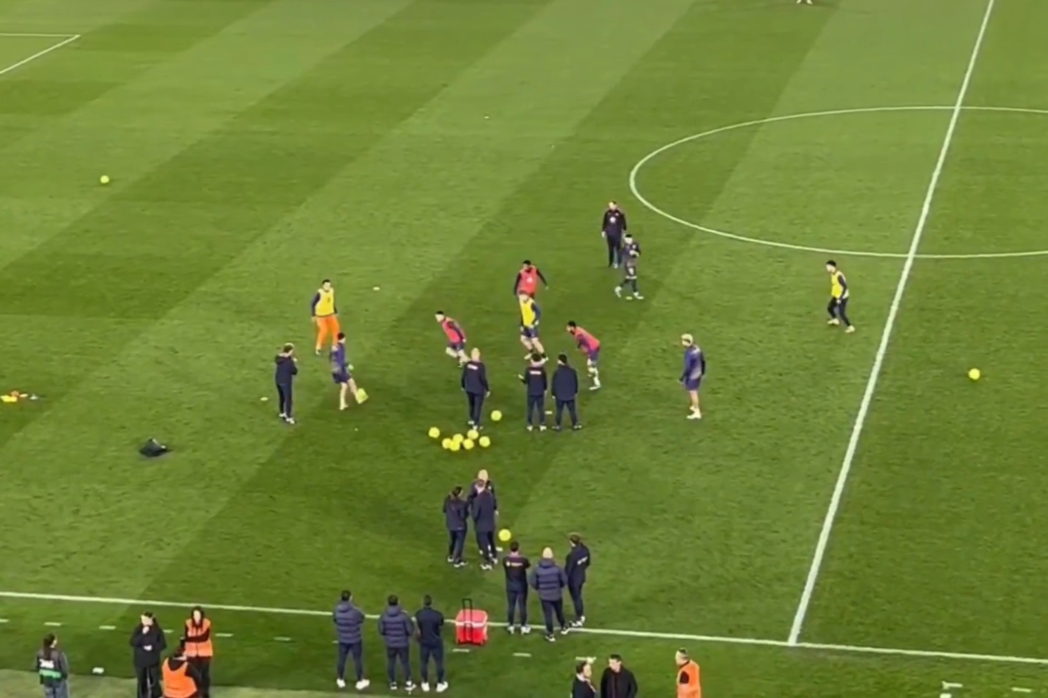 Szczęsny pojawił się na boisku. Tak zareagowali kibice [WIDEO]