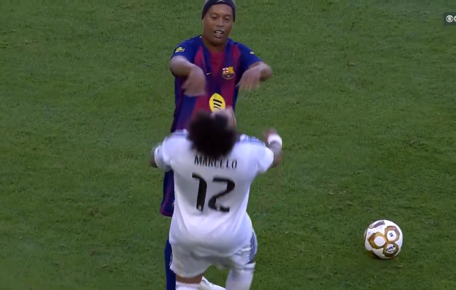 Cały świat to widział. Ronaldinho zaatakował legendę Realu [WIDEO]