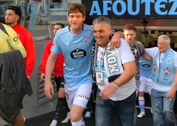 Nie uwierzycie, kto wyprowadził piłkarzy. Wspaniały gest [WIDEO]