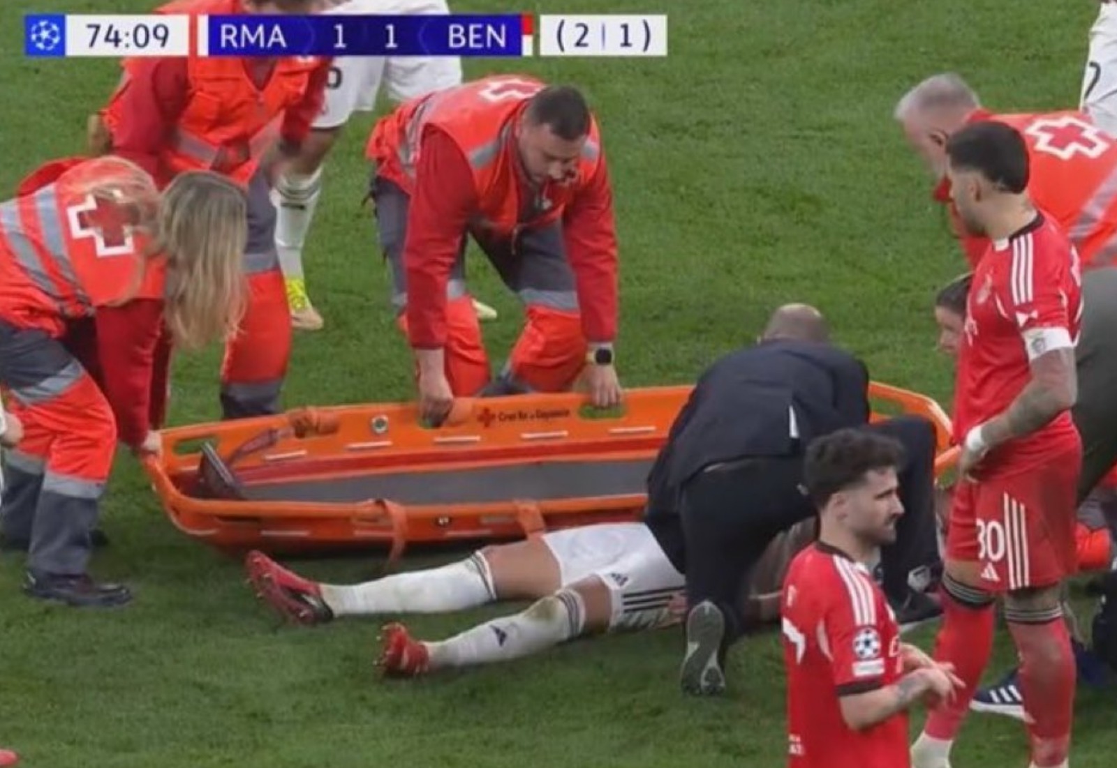 Paskudna kontuzja piłkarza Realu. Opuścił boisko na noszach [WIDEO]