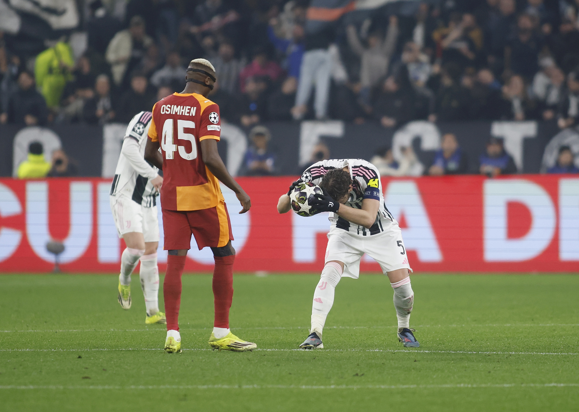 Kapitan Juventusu bliski płaczu po porażce w LM. "Takie wieczory zostają w pamięci"