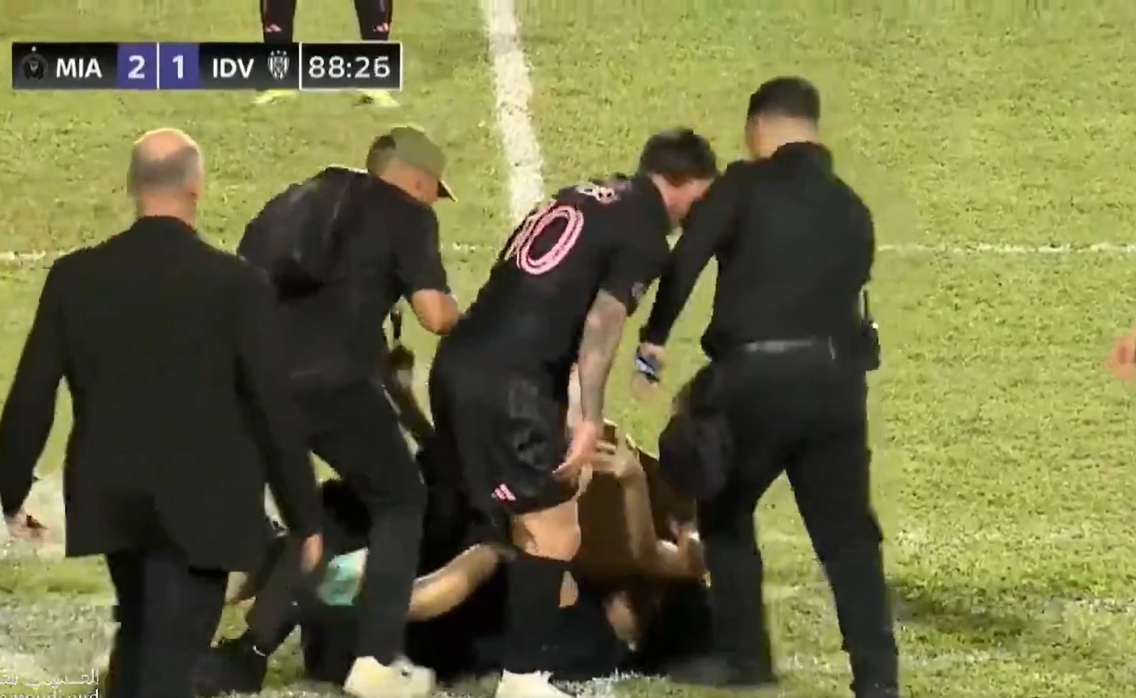 Kibic powalił Messiego na ziemię. Ostro w meczu Interu [WIDEO]