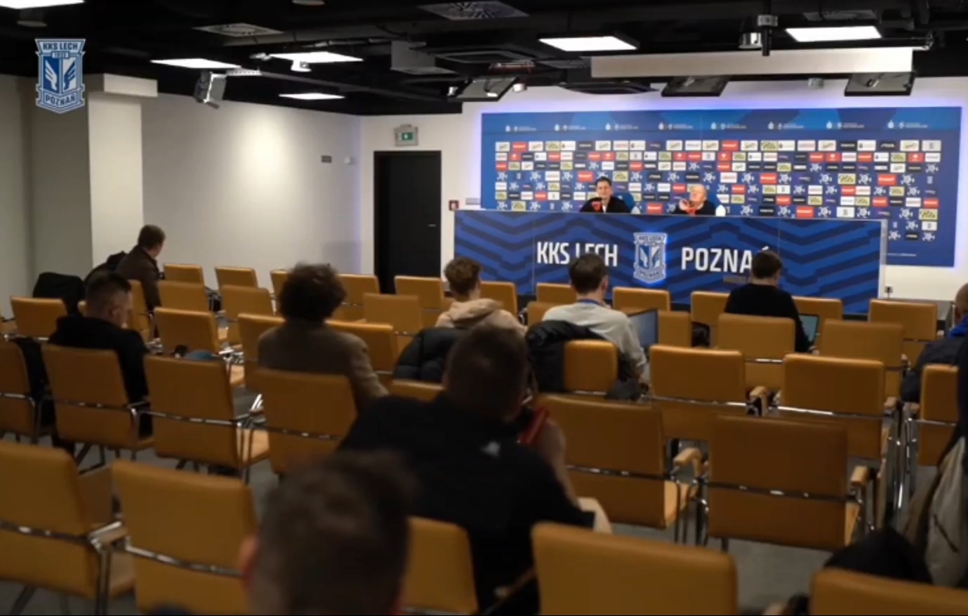 Szokująca sytuacja na konferencji Lecha. Kibic naprawdę o to zapytał [WIDEO]