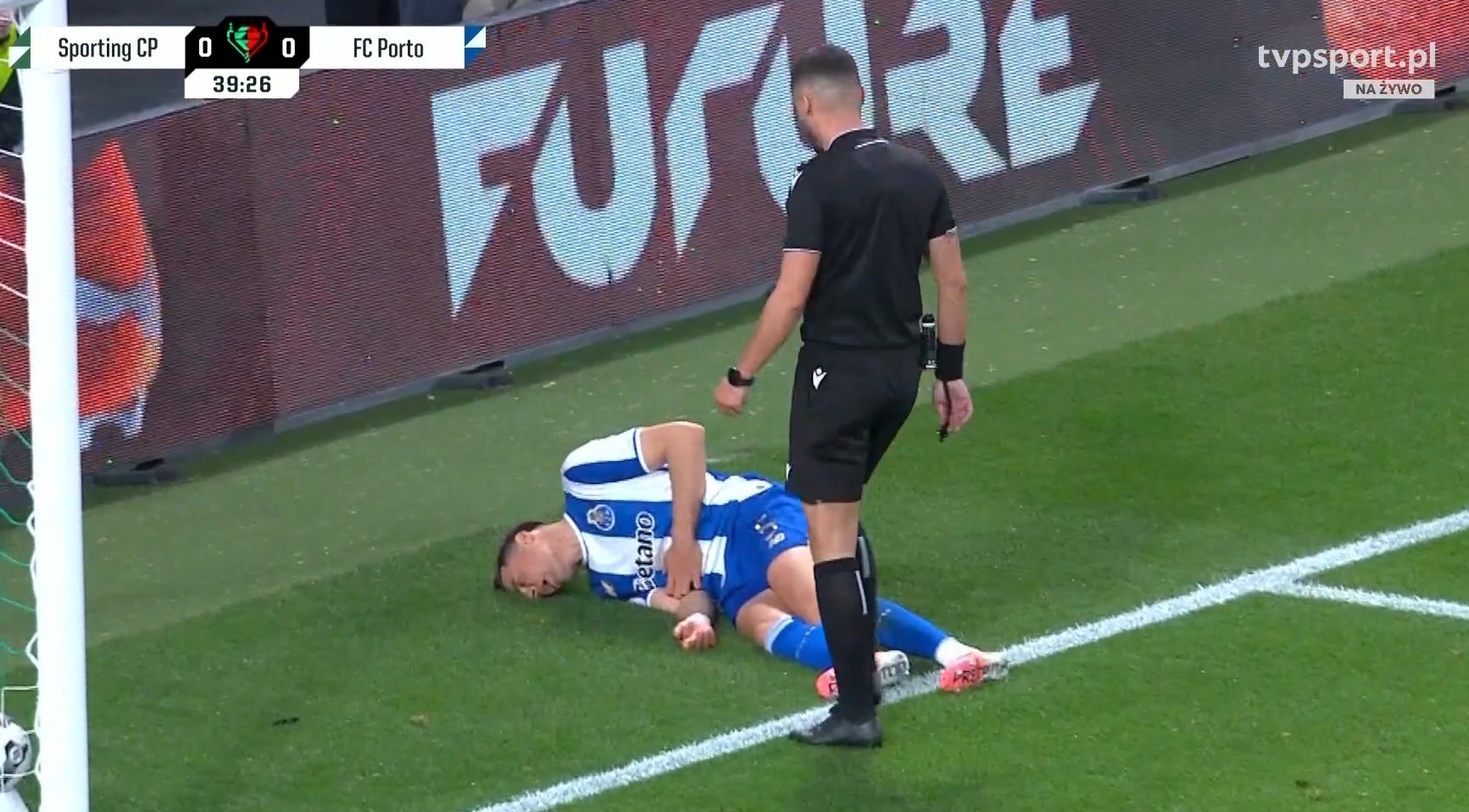 Brutalny faul na Bednarku. Uraz Polaka, zszedł w pierwszej połowie [WIDEO]