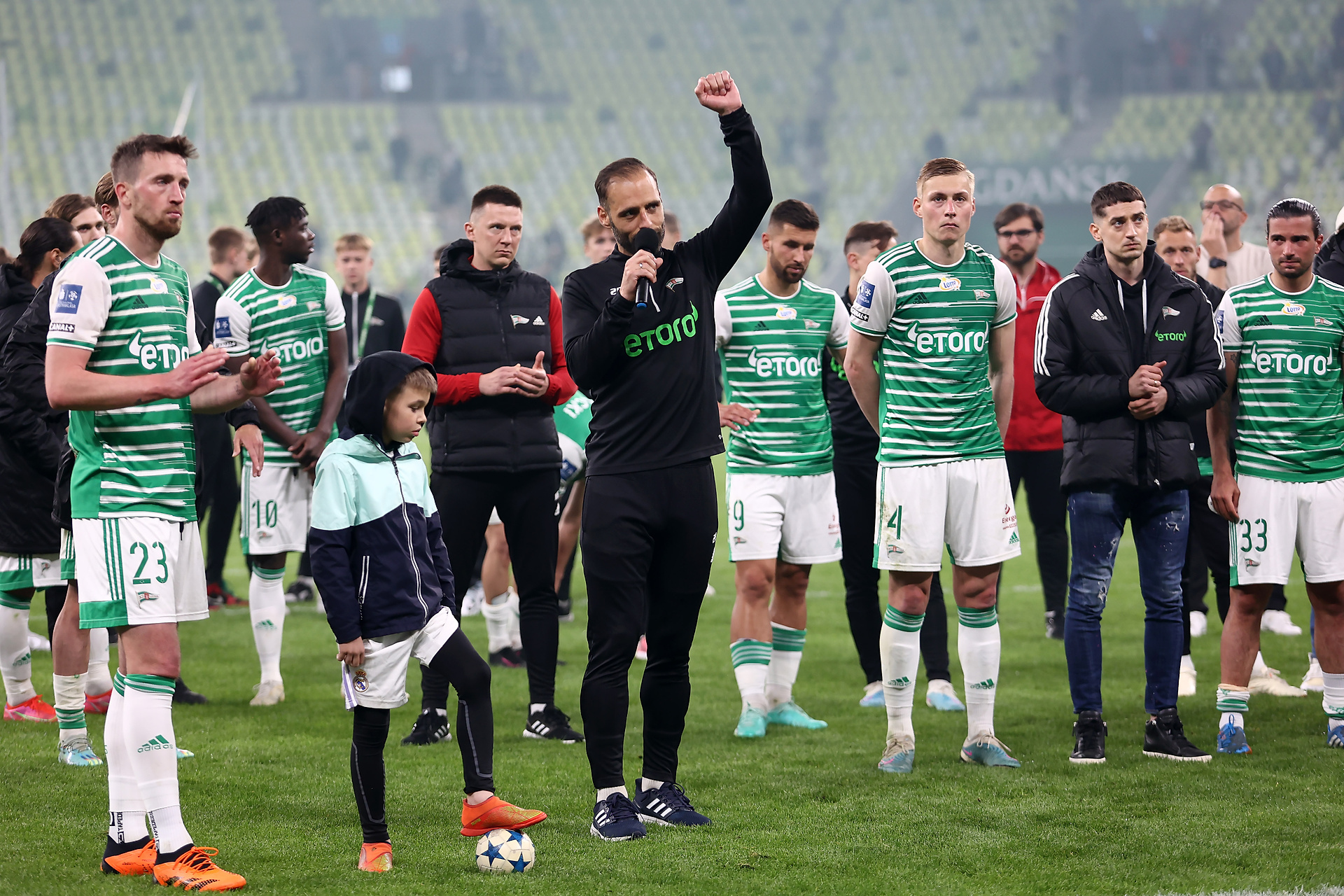 Były gwiazdor Ekstraklasy namawia do inwestycji w ostrzeliwanym Dubaju. Szok