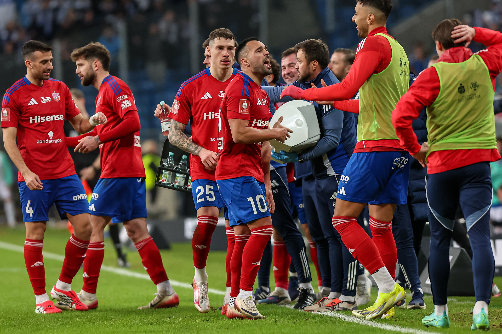 Tak wygląda boisko, na którym zagra Raków. To nie żart [ZDJĘCIE]