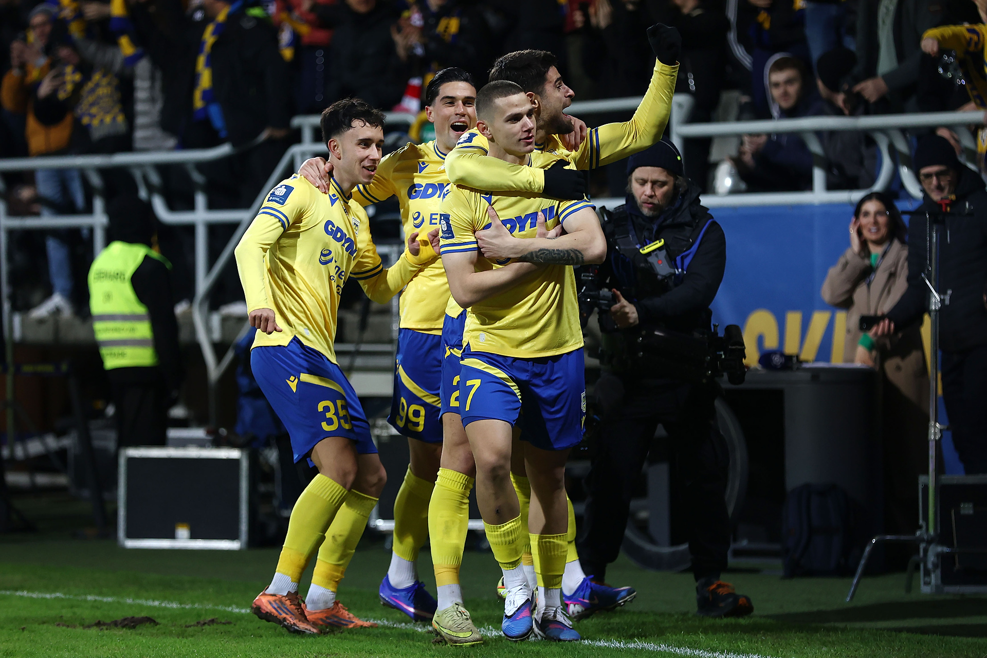 Jak wchodzić do Ekstraklasy, to właśnie tak. Kolejny nastolatek już zrobił furorę. "Ciary!" [NASZ WYWIAD]