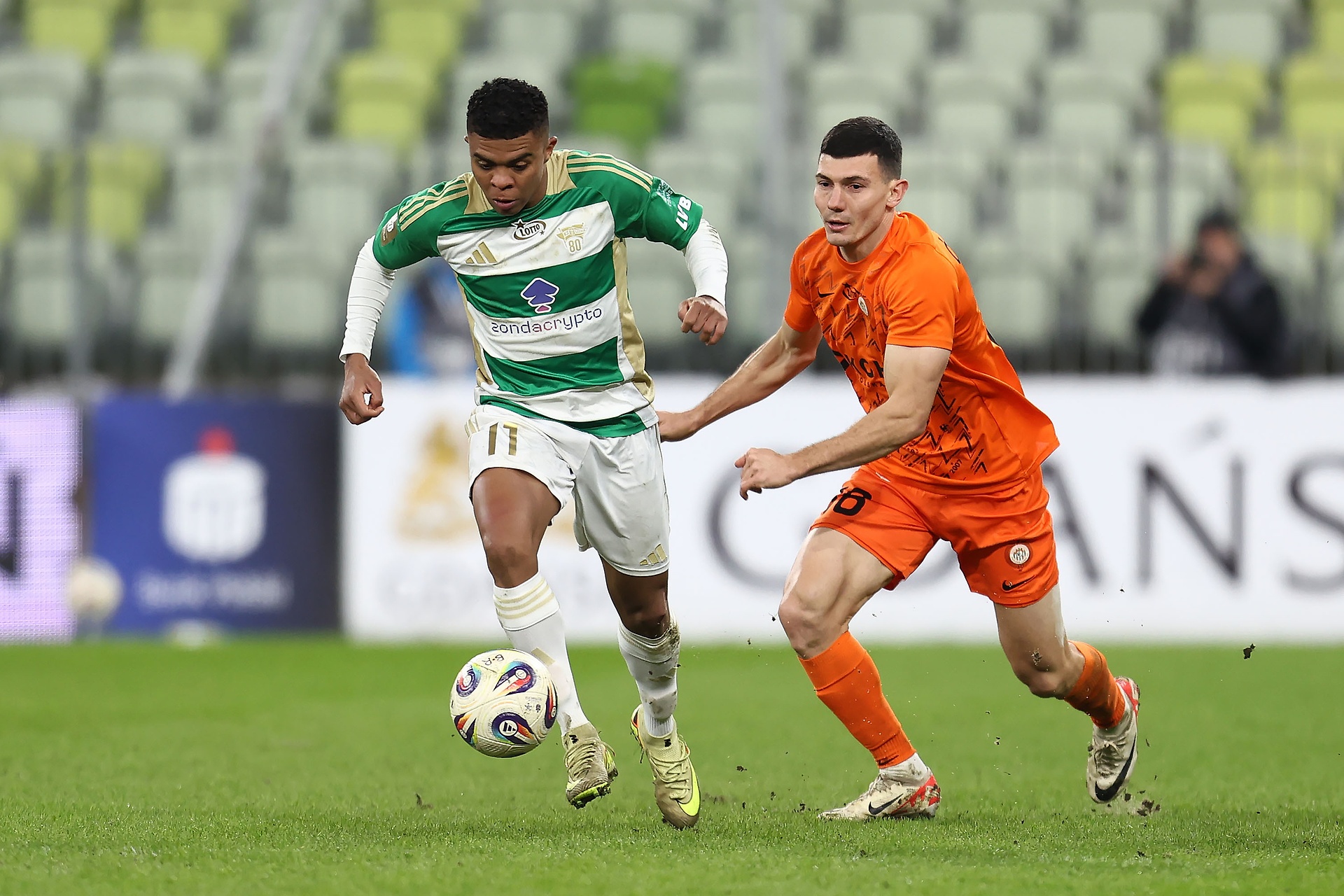 Lechia dostała ofertę z zaskakującego kierunku. Jej gwiazda jest rozchwytywana