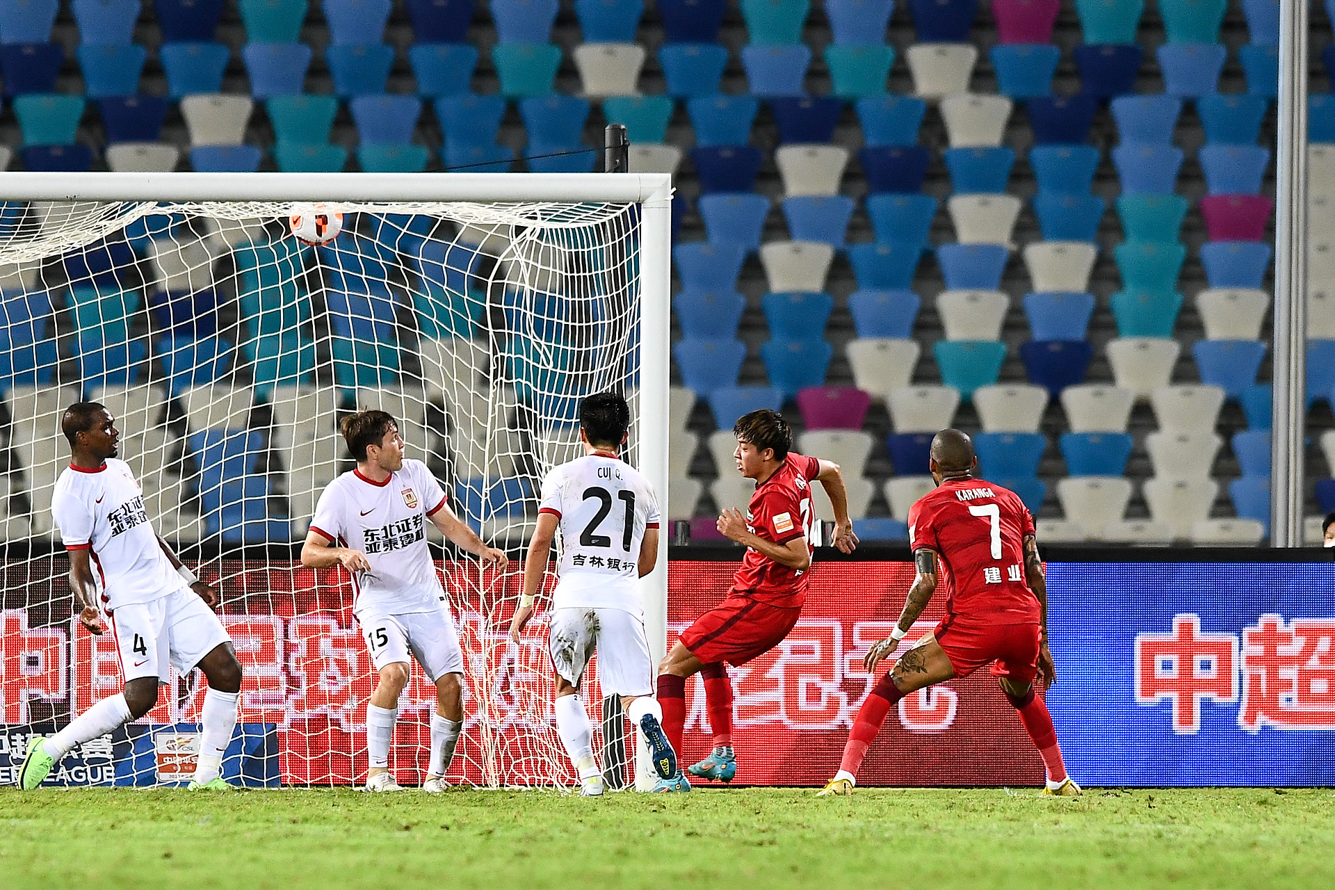 Takiego startu ligi jeszcze nie widzieliście. Ponad połowa klubów z punktami karnymi