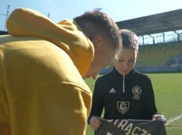 Świetny gest GKS-u Katowice. Wyjątkowy prezent dla chłopca od podawania piłek