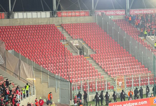 Media: Kibice Lecha opuścili stadion. Miało pójść o klub z Betclic I Ligi