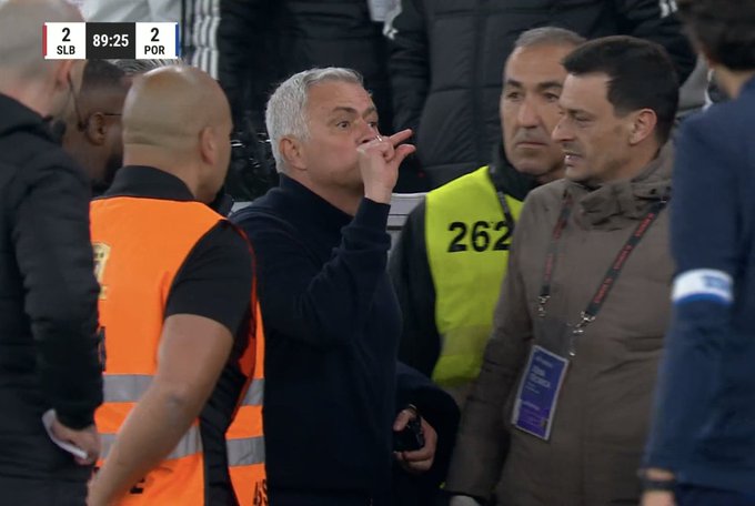 Mourinho nie wytrzymał. Wyleciał z czerwoną kartką [WIDEO]