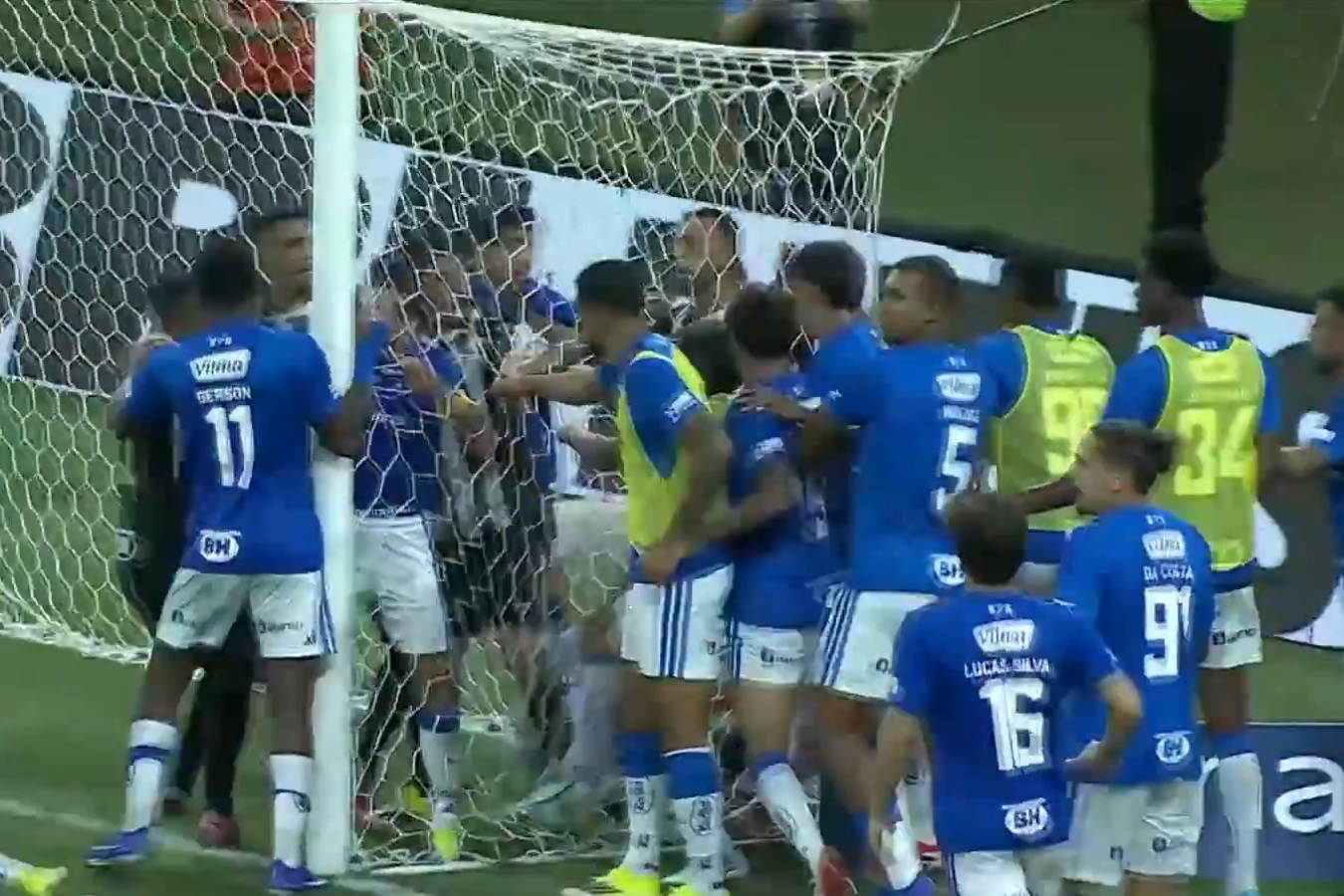 Kompletna żenada w finale. Pokazano 23 czerwone kartki [WIDEO]