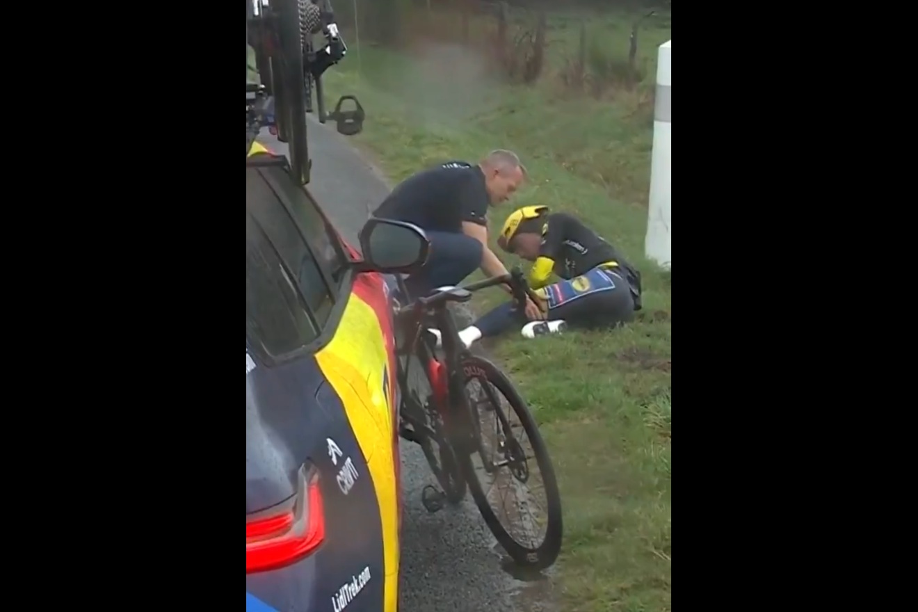 Kraksa za kraksą w słynnym wyścigu. Absolutny dramat [WIDEO]