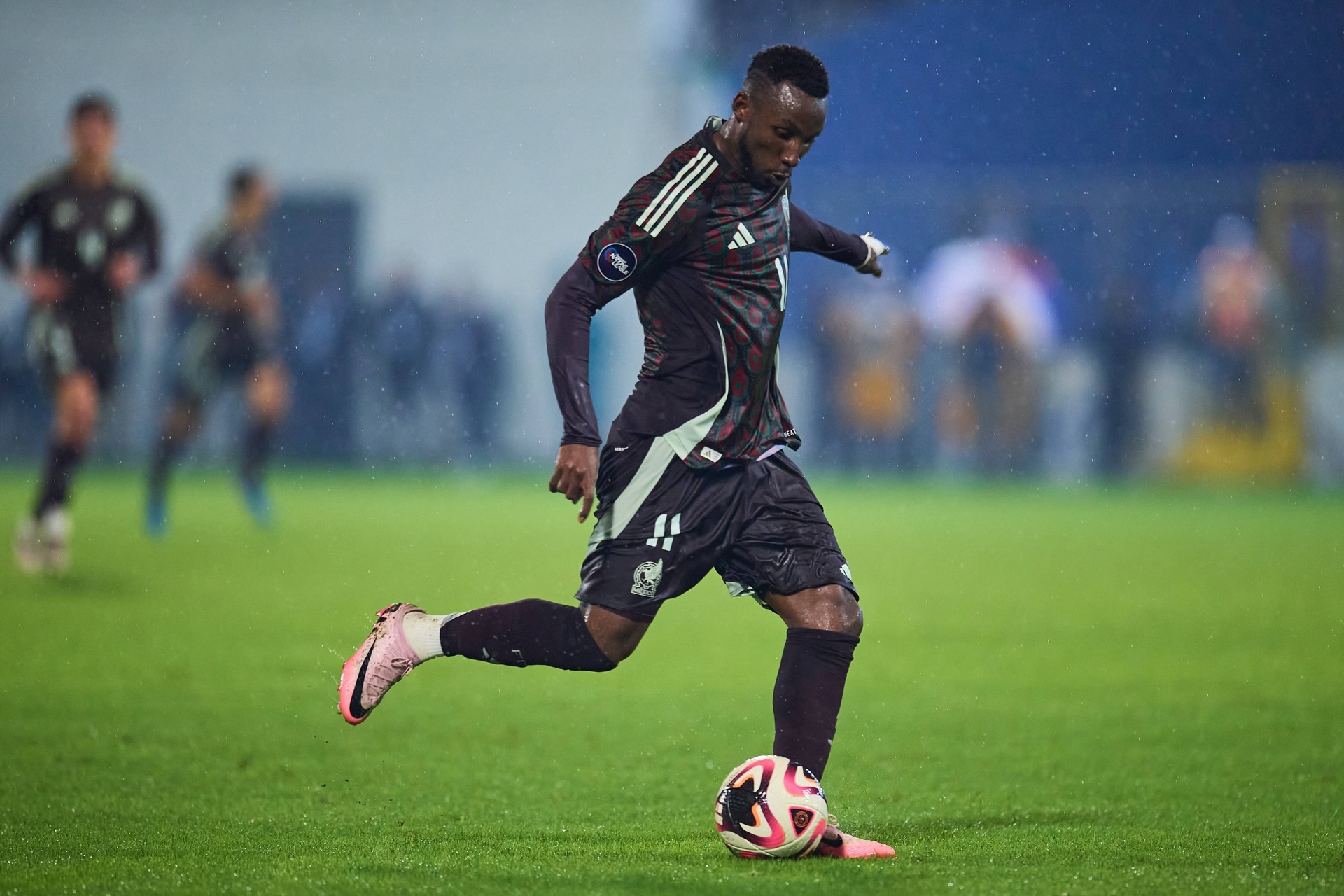 Szok, kto strzela w Arabii więcej niż CR7 i Benzema. "Zawstydza wielkie gwiazdy"