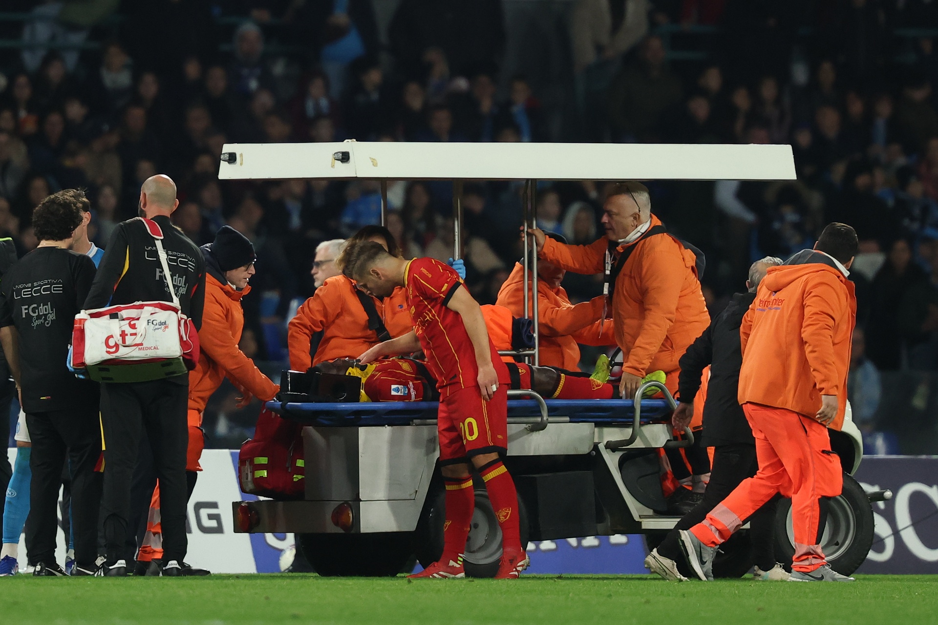 Chwile grozy w meczu Napoli. Conte zareagował od razu. "Rzuciłem się na boisko i wołałem po pomoc"