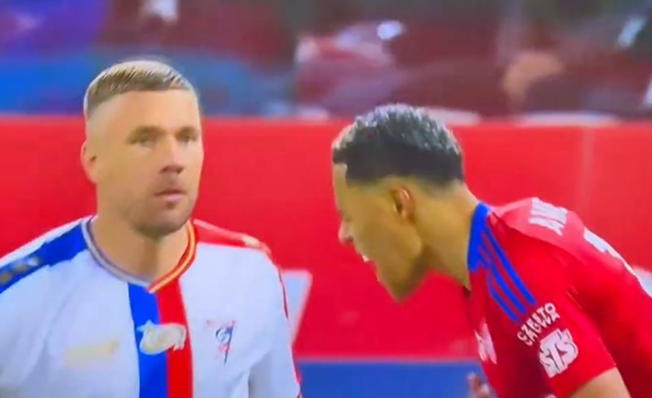 Żenujące zachowanie Podolskiego. Uderzył reprezentanta Polski [WIDEO]