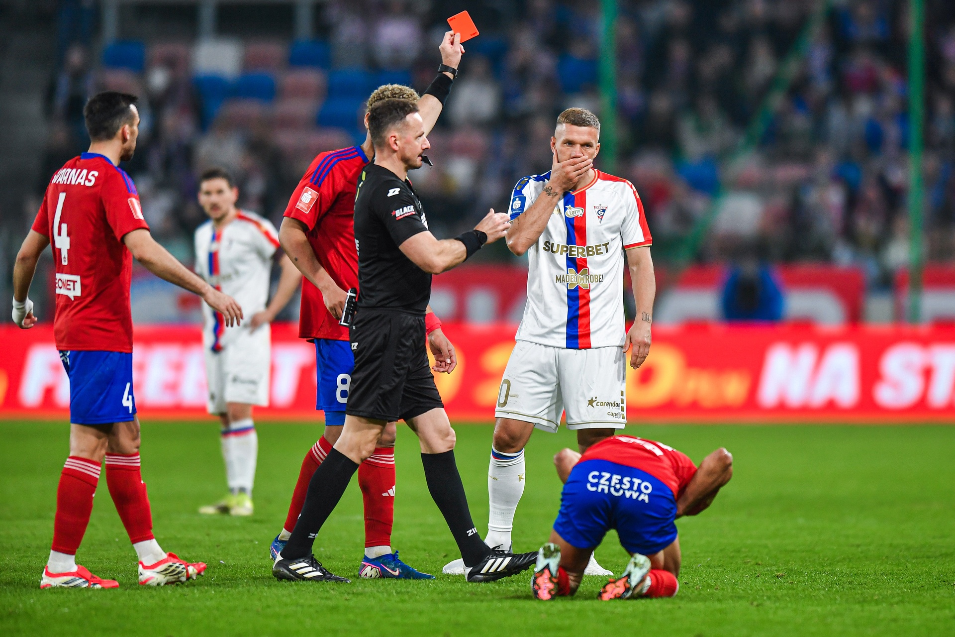 Ekspert stanowczo o czerwonej kartce dla Podolskiego. Miał jedno "ale"