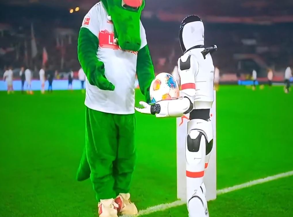 Scena jak z filmu w topowej lidze. Robot przejął rolę sędziego [WIDEO]