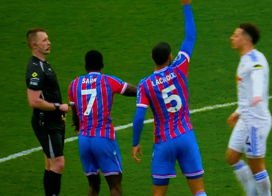 Sceny w Premier League. Zawodnicy uratowali sędziego przed kompromitacją