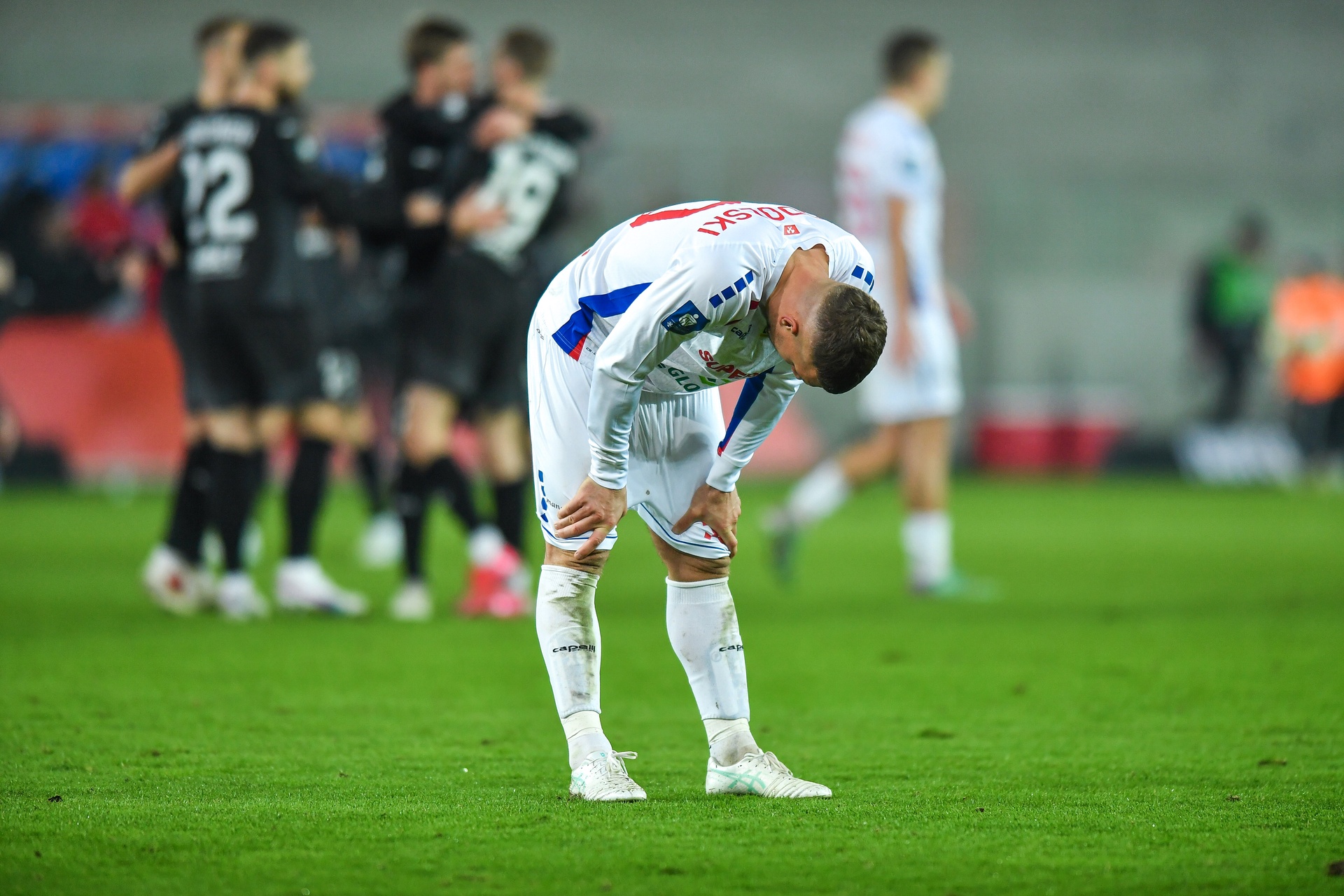 Podolski rozmienia się na drobne. Coraz mniej umiejętności, coraz więcej chamstwa