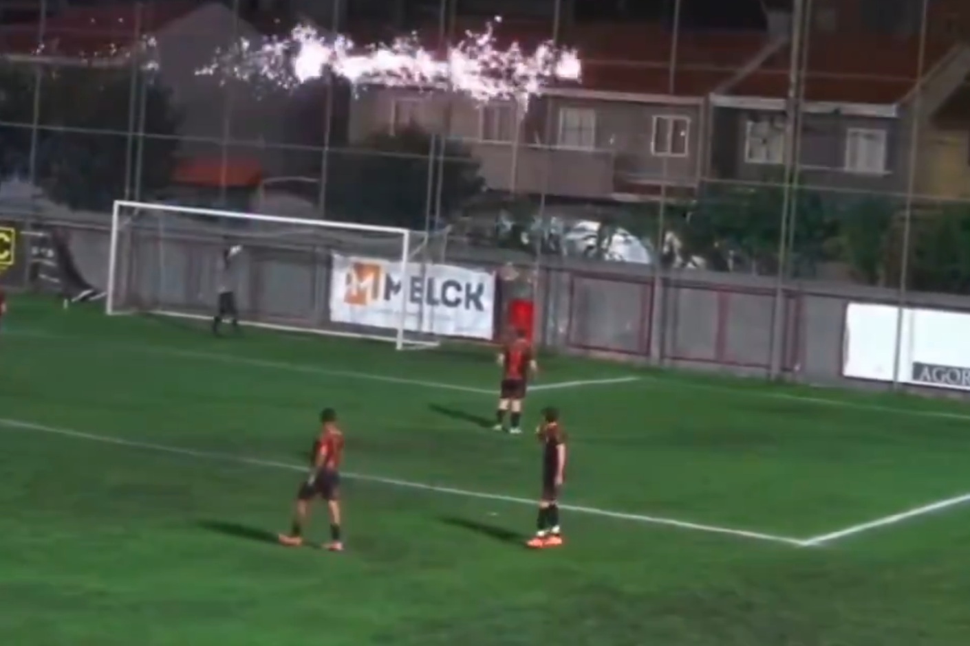 Porażająco niecelny strzał. Wybił sąsiadom korki [WIDEO]