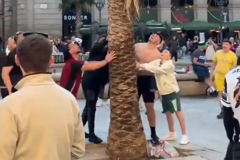 Tak zachowywali się kibice Newcastle United. Niemożliwe obrazki z Barcelony [WIDEO]