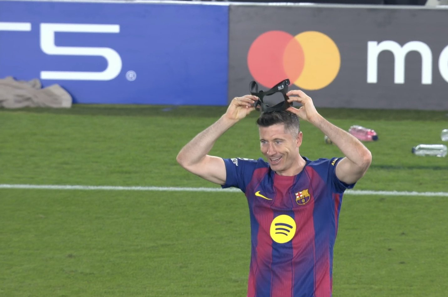 Lewandowski pobił rekord Ligi Mistrzów! Dublet z Newcastle, Messi w tyle! [WIDEO]