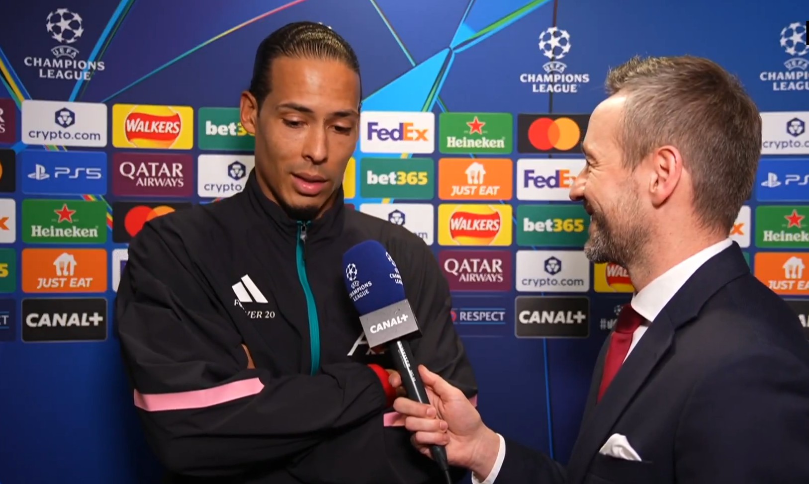 Van Dijk ocenił decyzję Raczkowskiego. "Różnica jest naprawdę duża" [WIDEO]