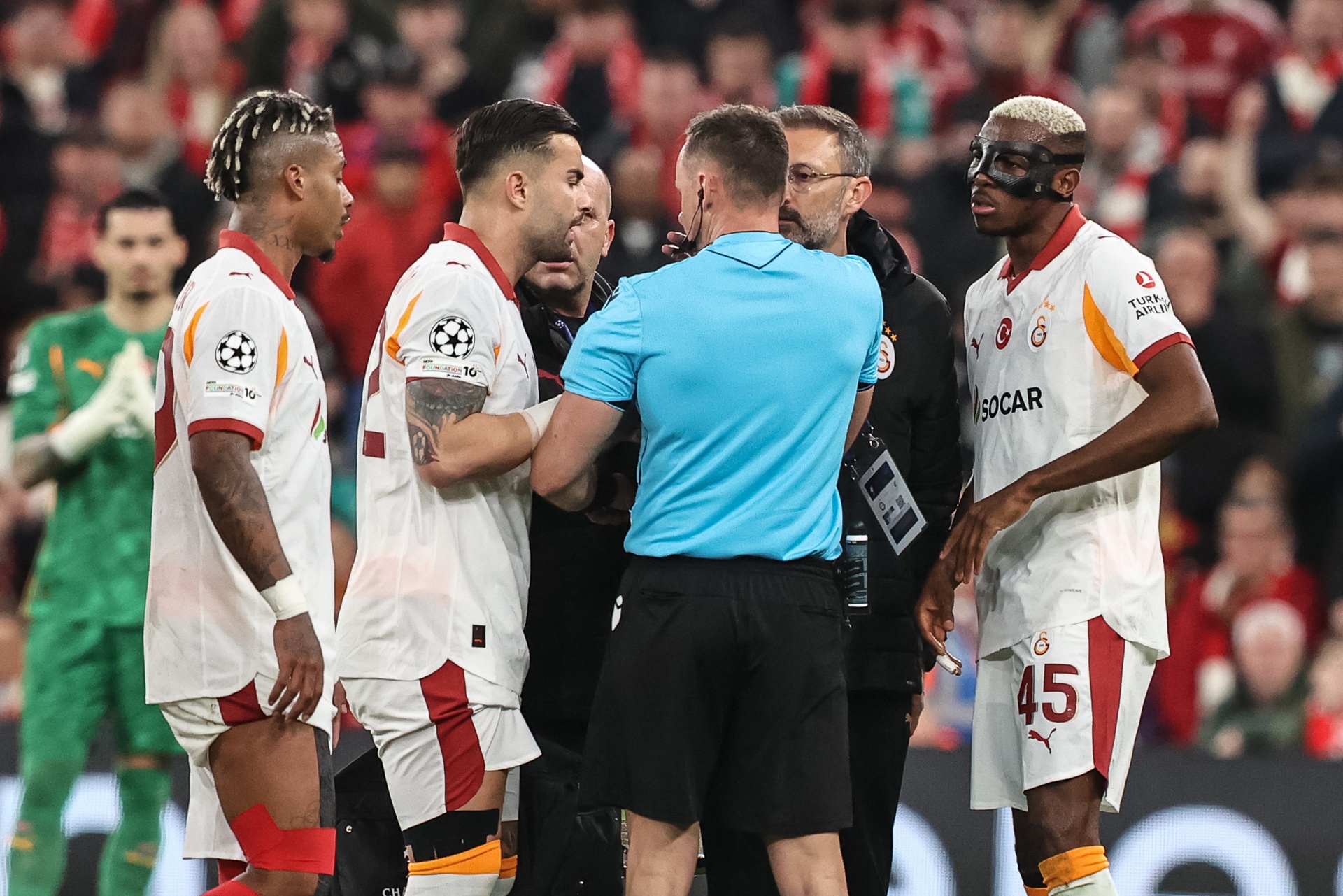 Turcy masakrują Raczkowskiego. Oberwało się też UEFA. "Fatalny"