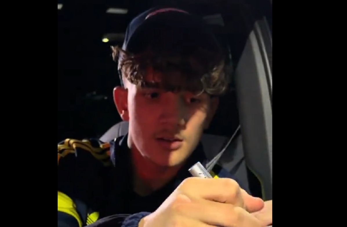 16-latek z Arsenalu rozdawał autografy. Nagle interweniowała jego matka [WIDEO]