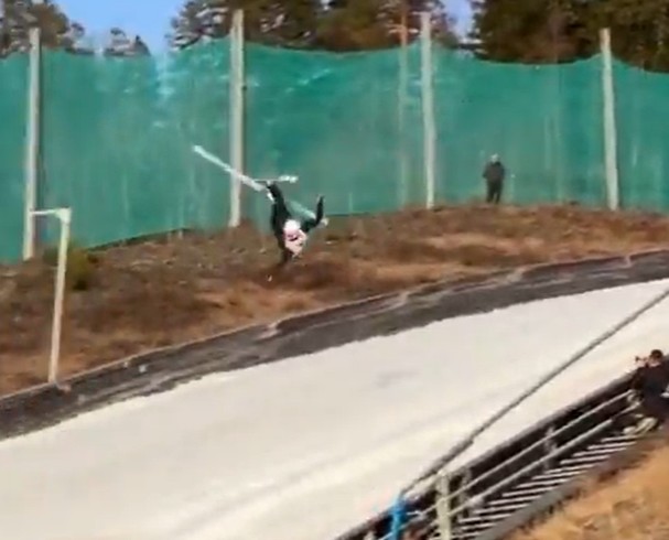 Koszmarny upadek na lotach w Vikersund. Cud, że wyszedł z tego cało [WIDEO]