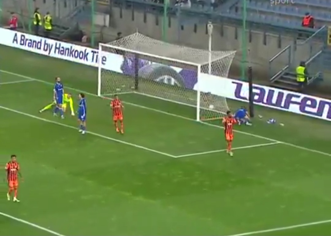 "Swojak" obrońcy Lecha. Niesamowity pech z Szachtarem [WIDEO]