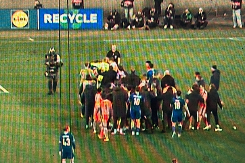 Ostra bójka po meczu Lecha. Piłkarze rzucili się sobie do gardeł [WIDEO]