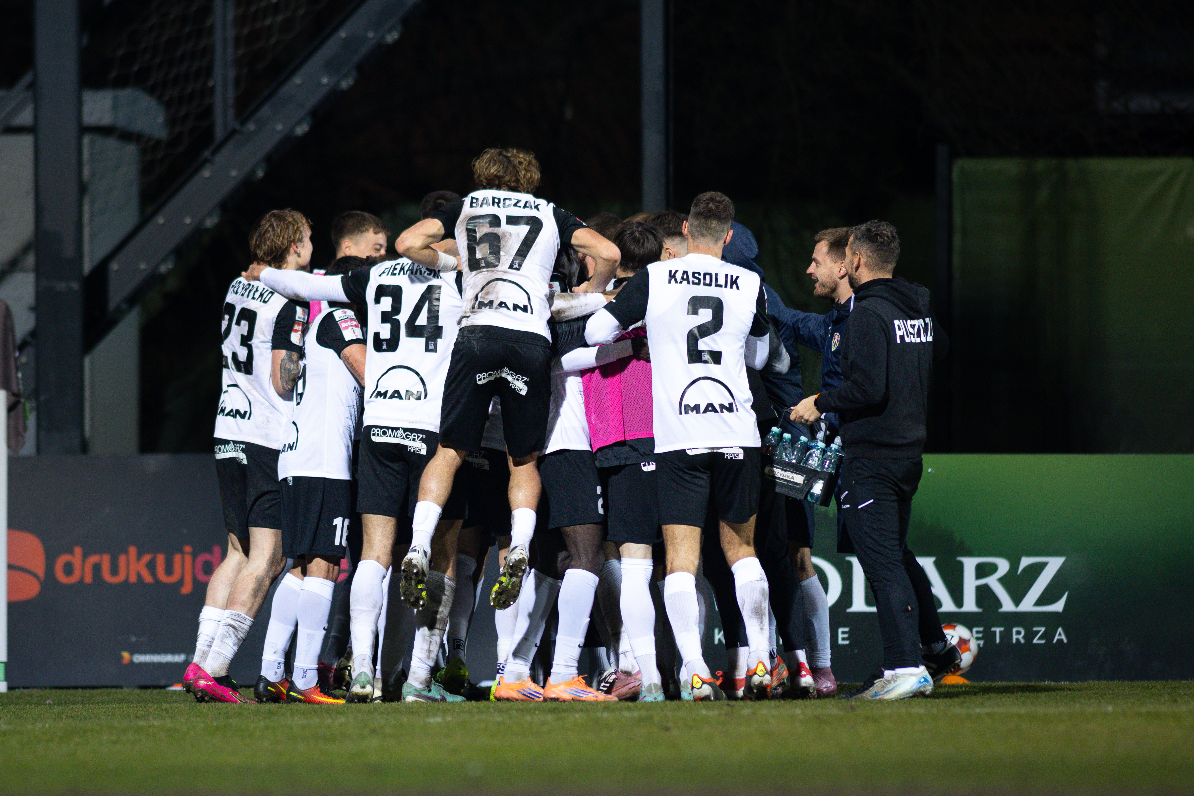 Prawdziwa sensacja I ligi. Punktują lepiej niż Wisła i Wieczysta, potężny napastnik robi furorę