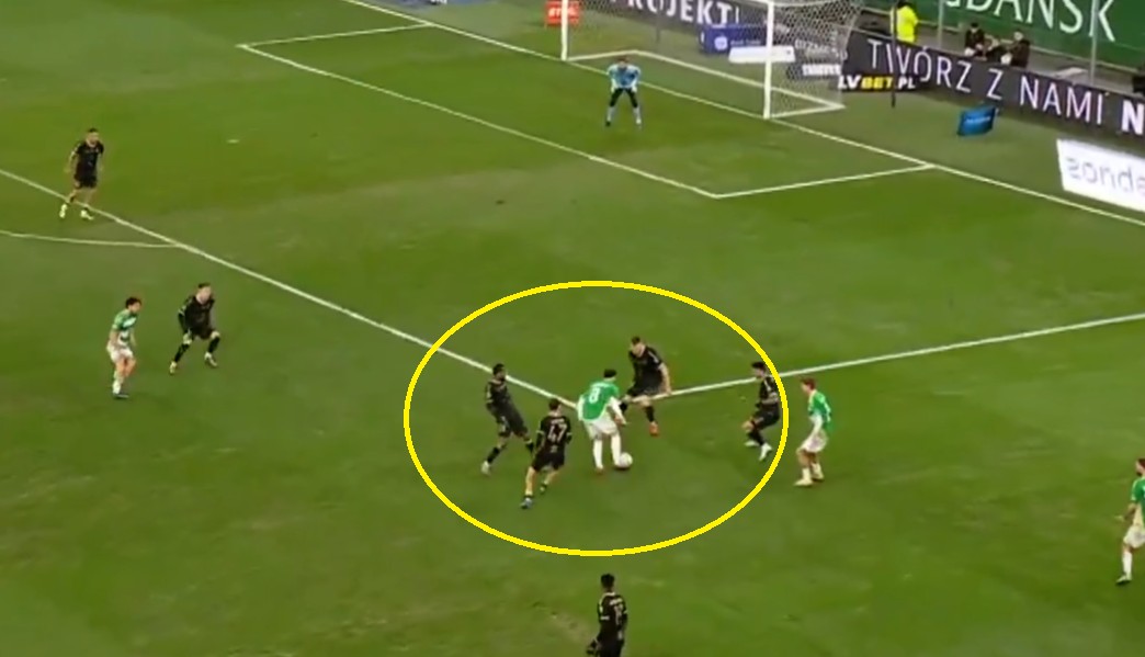 Piłkarz Lechii niczym Messi. Cudowny drybling dał wygraną nad Pogonią [WIDEO]