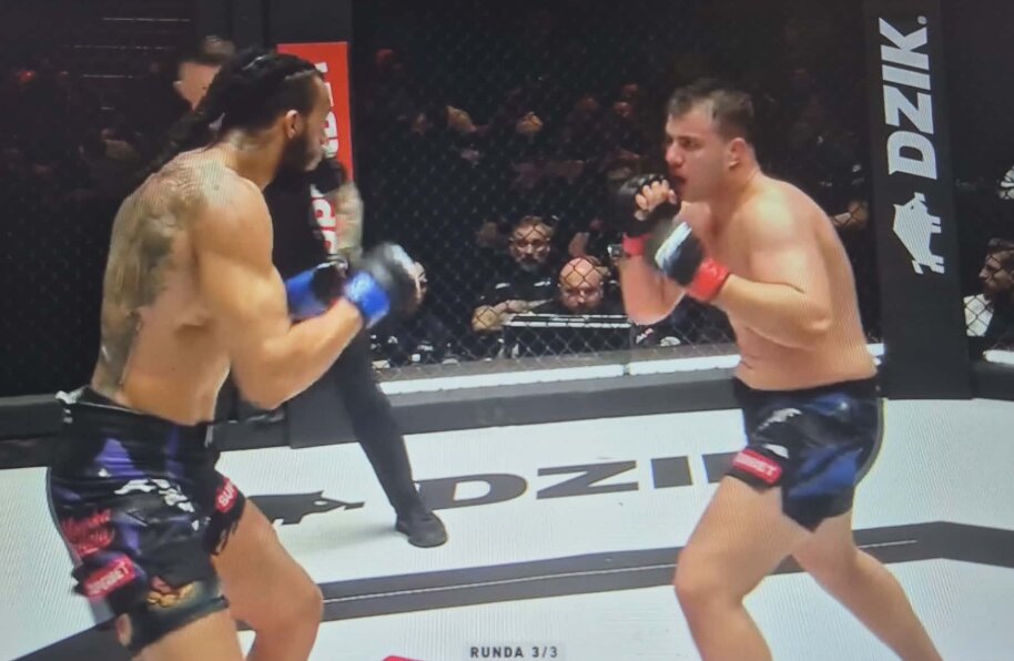 Oto nowy mistrz Fame MMA. Musieli decydować sędziowie [WIDEO]