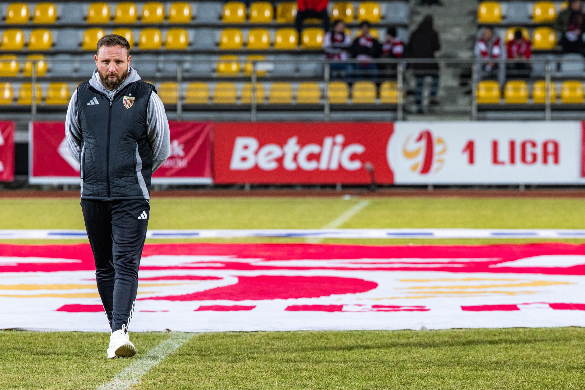 Kibice pierwszoligowca nie wytrzymali. Trener zwyzywany. Miał być awans, jest klops [WIDEO]