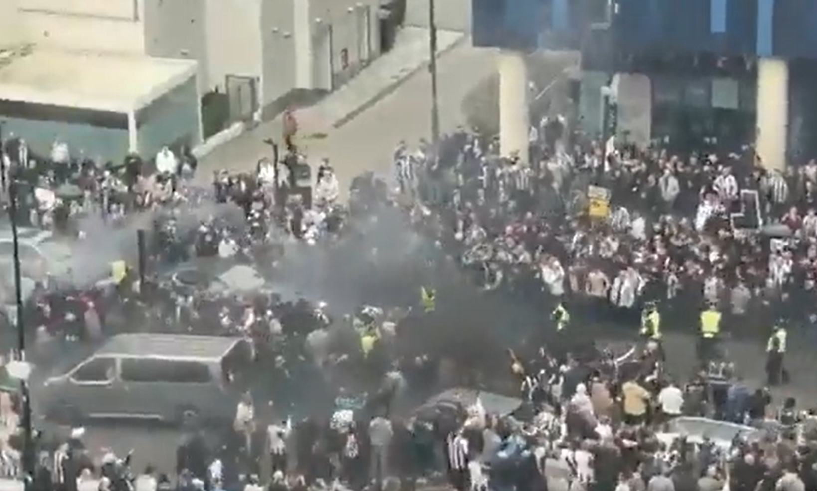 Brutalna zadyma przed derbami w Premier League. Ostra bójka kibiców, polała się krew [WIDEO]