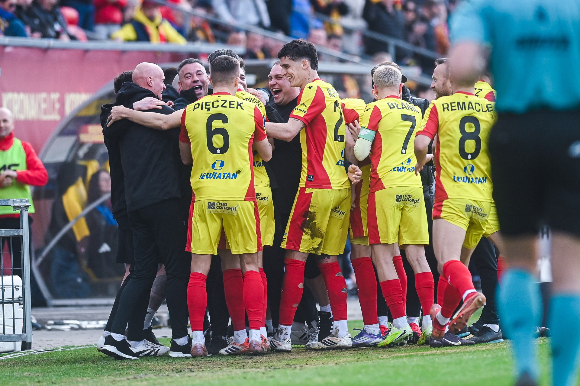 Pokazali, kto pojawił się na meczu Ekstraklasy. Został okrążony przez kibiców [ZDJĘCIE]