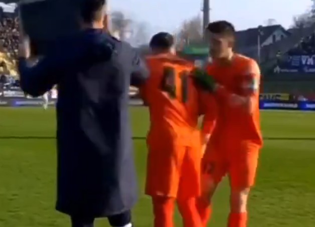 Absurd. Bramkarz zmieniony w pierwszej minucie meczu. Trzeci raz z rzędu