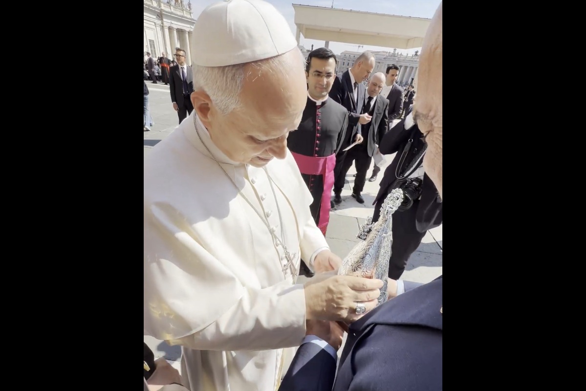 Znany klub odwiedził... papieża. Oto, co mu wręczono [WIDEO]